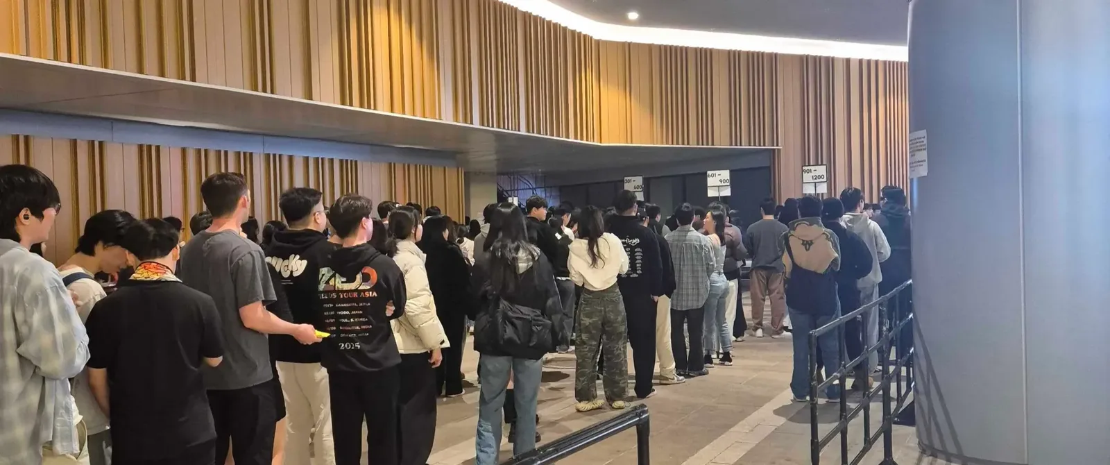 (인스파이어 호텔 공연장의 스탠딩석 입장 대기줄)